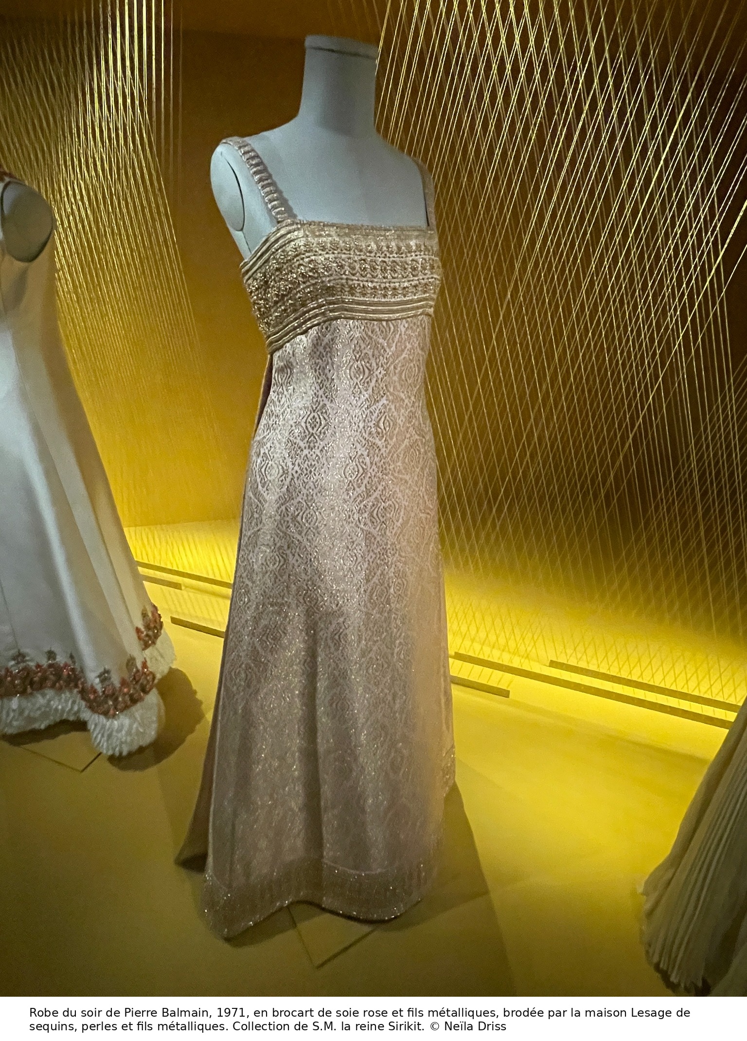 Robe du soir créée par Pierre Balmain en 1971 pour la reine Sirikit, en brocart de soie rose et fils métalliques, avec broderies Lesage.